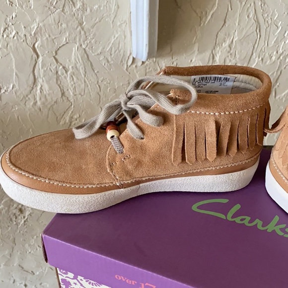 Clark’s girls suede mocassin boots in size 13.5 - Picture 2 of 3